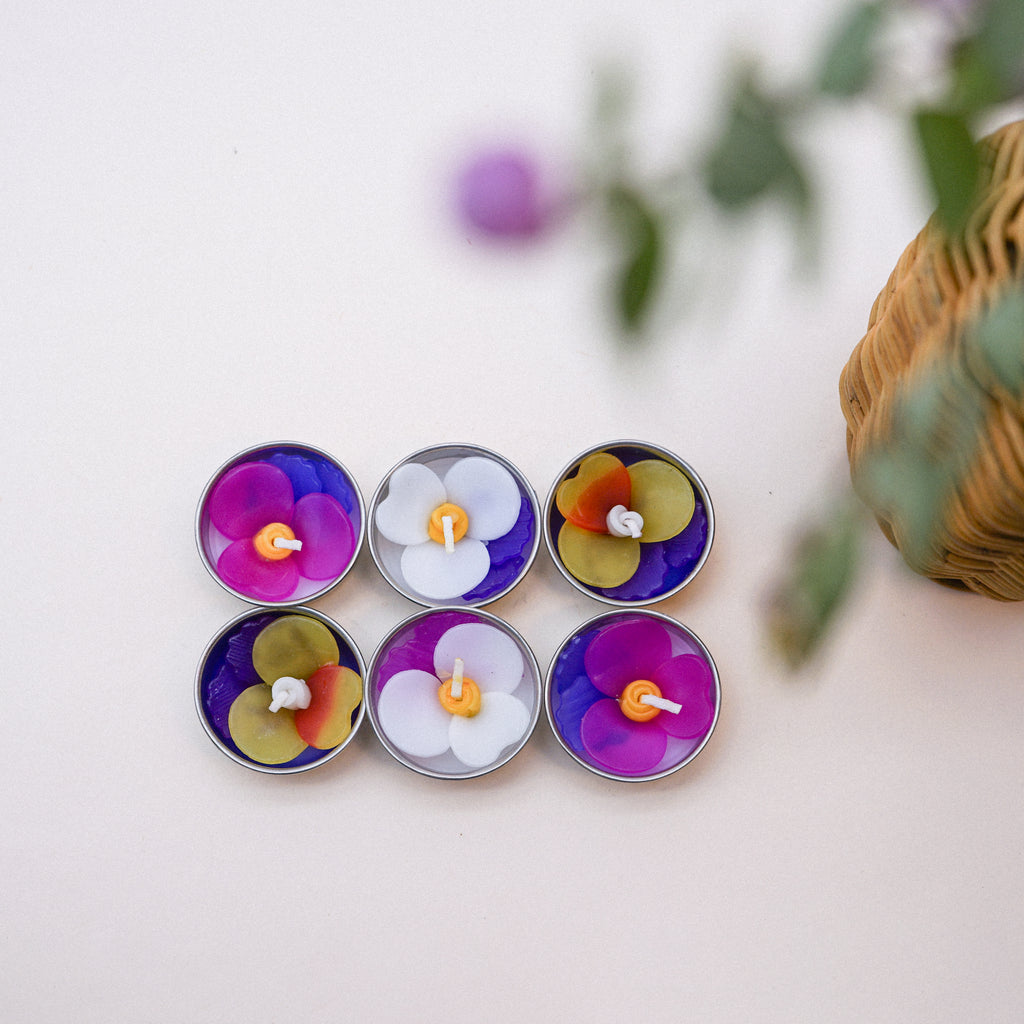 These handmade pansy tealights come in purple with a dash of yellow design. Scented with Neroli essential oil a sweet, honeyed and relaxing. Come in 8 assorted colours Pansy tealights in a botanical garden design box. 